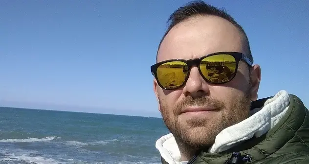 Muore in un incidente stradale, la compagna lo sposa il giorno del funerale