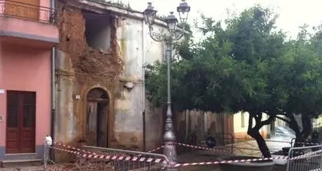 Maltempo, crolla un muro di un rudere a Villamassargia