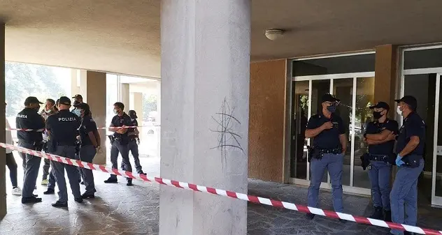 La madre rifiuta l'ennesima richiesta di soldi e lui la uccide: rintracciato e arrestato