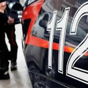 Famiglia senza casa vive in auto: i Carabinieri l'accolgono in caserma