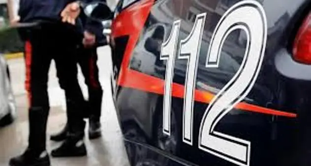 Famiglia senza casa vive in auto: i Carabinieri l'accolgono in caserma