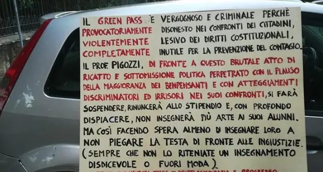 Rifiuta vaccino e dice stop a tamponi. Insegnante sospeso: \"Green pass vergognoso e criminale\"