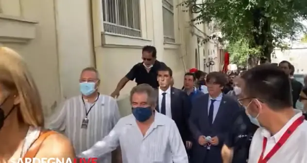 Puigdemont. Bagno di folla ad Alghero dopo la liberazione