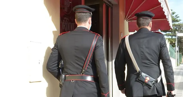 Chiede metadone al Serd, al rifiuto degli operatori danneggia auto con calci e pugni