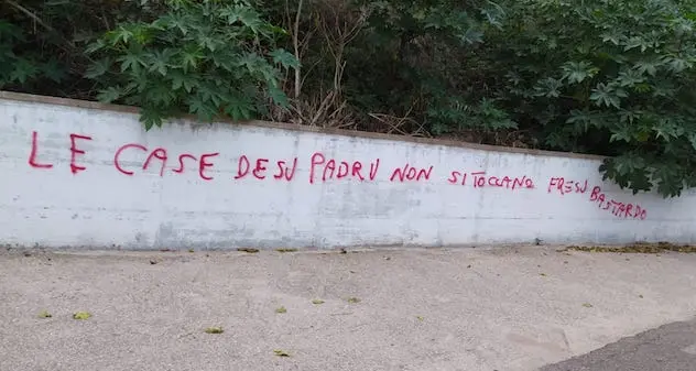 Posada. Scritta su un muro contro il consigliere comunale Giorgio Fresu