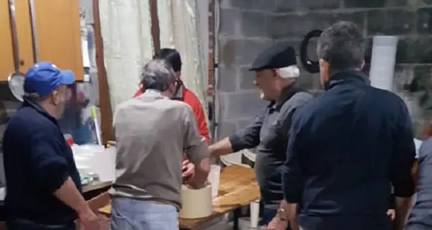 Giave. Il comitato di San Sebastiano 2019: «Il latte non lo buttiamo ma lo trasformiamo in formaggio e ricotta»