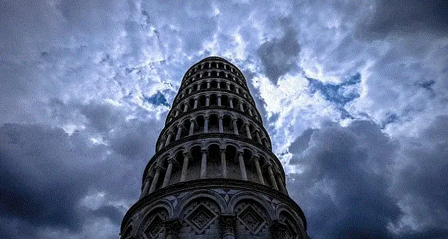Drone si schianta contro Torre di Pisa: turista francese denunciato