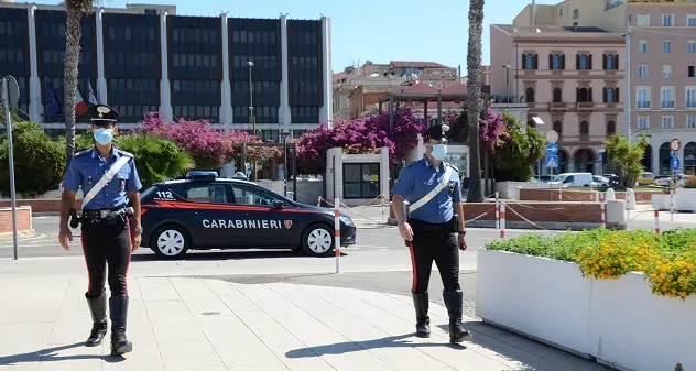 Cagliari. Frantuma vetro auto parcheggiata e ruba zaino sotto gli occhi dei carabinieri