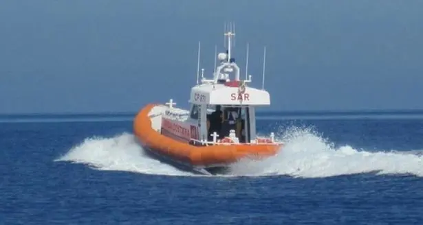 Pesca in barca nei pontili della Saras. Scatta la multa e il sequestro del pescato