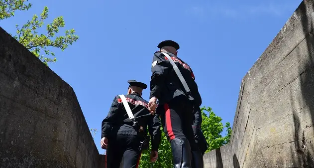 Aggrediscono e prendono a sprangate studente: denunciati tre giovani di Giba