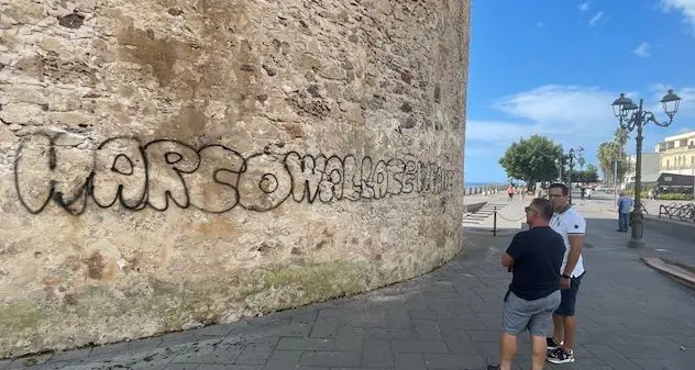 Alghero. Torre di Sulis imbrattata, sdegno in città