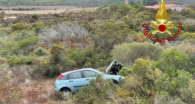 Trinità d’Agultu. Auto finisce fuori strada sulla provinciale 90