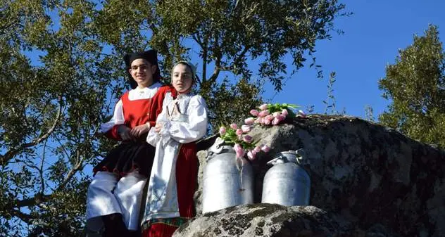I bambini di Ovodda tra fiori e tradizioni: un modo alternativo per solidarizzare coi pastori