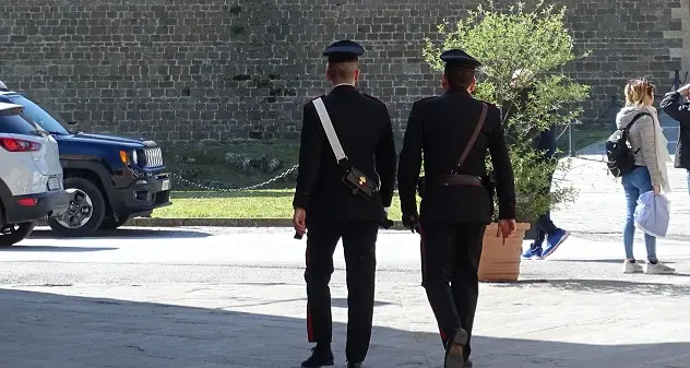 Giba. Danneggia auto che occupa parcheggio davanti casa sua, poi aggredisce proprietario