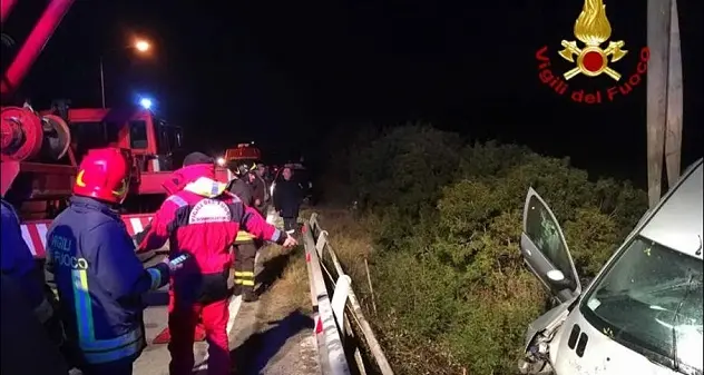 Donna esce fuori strada e precipita in un fiume