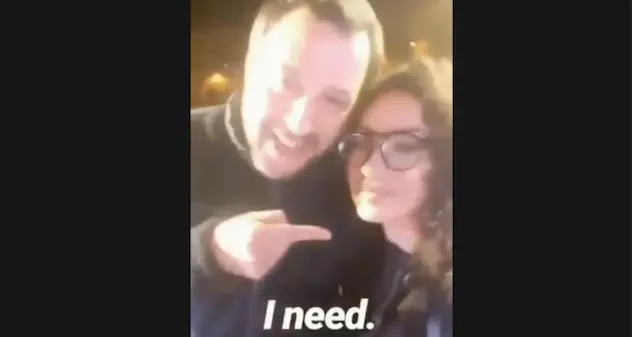 Salvini in Sardegna, la provocazione di una finta fan: \"Sei una m*** letale”. VIDEO