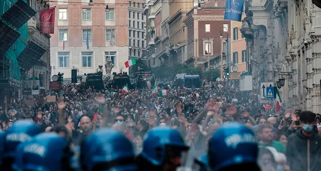 Guerriglia a Roma dopo il corteo No pass. FN: \"La rivolta non si ferma\"