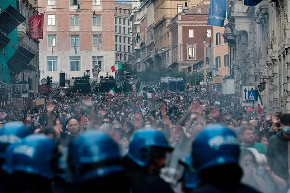 Un assedio ai palazzi del potere, manovrato dai gruppi dell\\'ultradestra pronti ad alzare la tensione e iniettare violenza in piazza a meno di una settimana dall\\'entrata in vigore dell\\'obbligo del Green pass sui luoghi di lavoro. Si accende, con scene che non si vedevano da tempo, la rabbia dei manifestanti in strada contro il certificato verde a Roma, 09 ottobre 2021. Nella Capitale sono state diverse le cariche delle forze dell\\'ordine intervenute per ore con idranti e lacrimogeni, tentando di contenere il corteo non autorizzato e diretto a Palazzo Chigi e Montecitorio. \\nANSA/GIUSEPPE LAMI