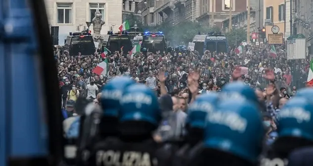 Scontri No Green pass a Roma, Forza Nuova: \"Rivolta non si ferma, si alza livello di scontro\"