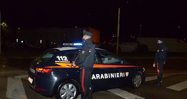 Nella notte con piede di porco e arnesi atti allo scasso: denunciata