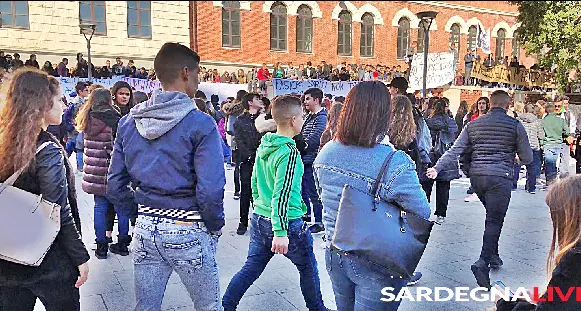 Studenti in piazza a Cagliari