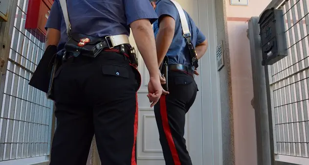 Danneggia con un pugno distributore di bevande, denunciato