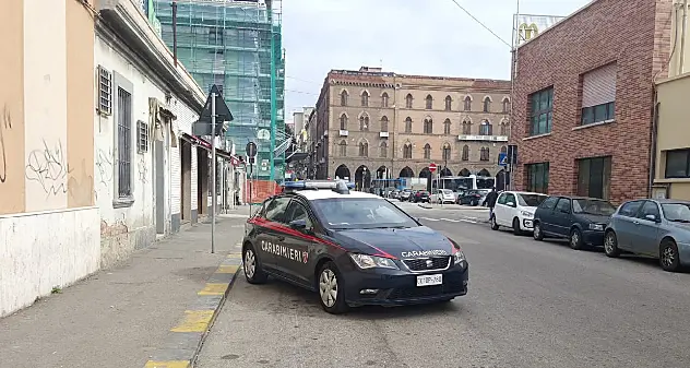 Extracomunitari danneggiano auto in sosta, arrestati dai Carabinieri