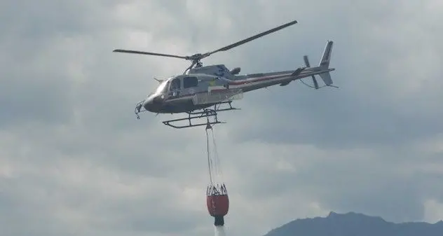 Fiamme in due diverse aree di Bortigali: in volo quattro elicotteri