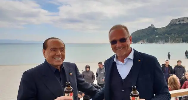 Passeggiata e birra al Poetto per Silvio Berlusconi