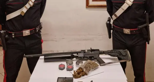 Perquisizione in casa a Sestu: padre arrestato per detenzione illegale arma e figlio denunciato per spaccio