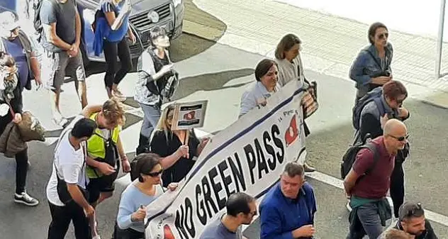 Proteste contro obbligo Green pass a Cagliari: secchiata d'acqua contro manifestanti