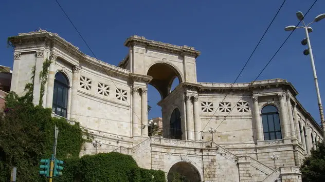Giornata europea contro la tratta di esseri umani: a Cagliari il Bastione si illumina di arancione