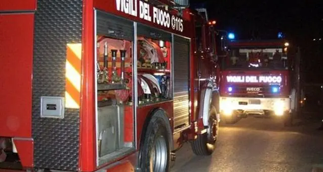 Maltempo: onda anomala trascina in mare auto con 3 giovani a bordo