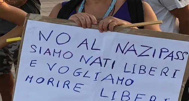 Quasi 10mila no pass in strada a Milano: tensioni con la polizia