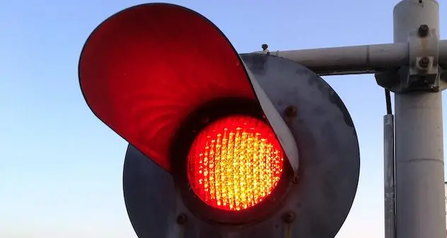 Oristano. Travolto da un treno al passaggio a livello: muore un 73enne