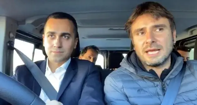 Di Battista al veleno su Di Maio: \"Ormai uomo di potere, da bibitaro a sommelier\"