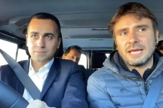 Un fermo immagine tratto dalla diretta del profilo Facebook di Luigi Di Maio mostra Luigi Di Maio e Alessandro Di Battista in viaggio in auto verso Strasburgo +++ATTENZIONE LA FOTO NON PUO\\' ESSERE PUBBLICATA O RIPRODOTTA SENZA L\\'AUTORIZZAZIONE DELLA FONTE DI ORIGINE CUI SI RINVIA+++