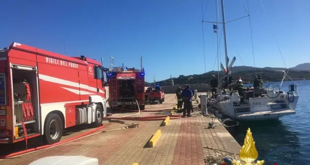 Olbia: incendio di una barca a vela nel porto turistico di Portisco