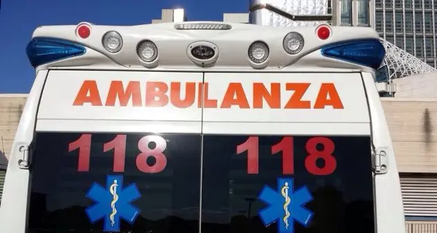 Si scontra con un’auto, motociclista muore sull’Orientale Sarda
