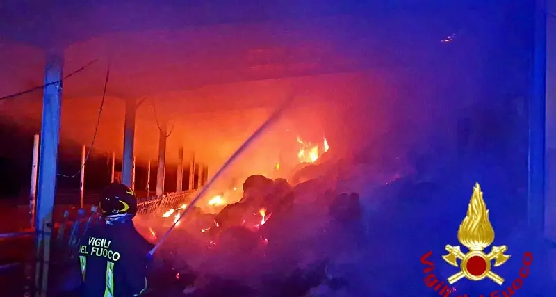 Fienile in fiamme nella notte a Mores