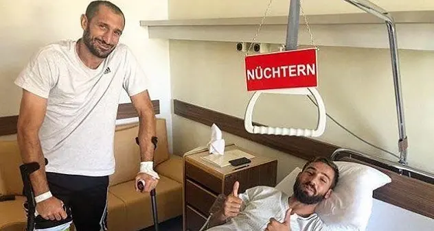 Chiellini visita Pavoletti, l'attaccante del Cagliari scherza: \"Vuoi marcarmi anche qui?\"