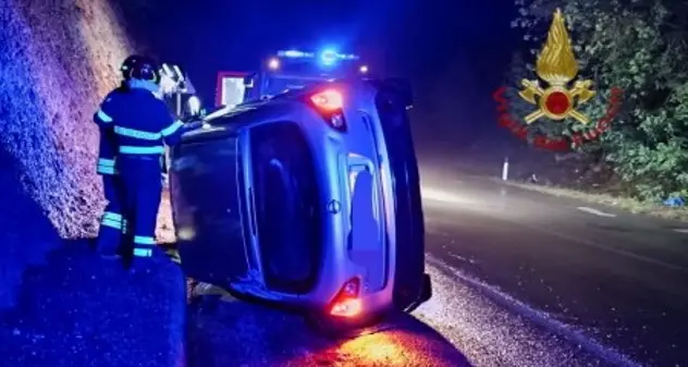 Auto si ribalta sulla strada Sassari-Ittiri: un ferito