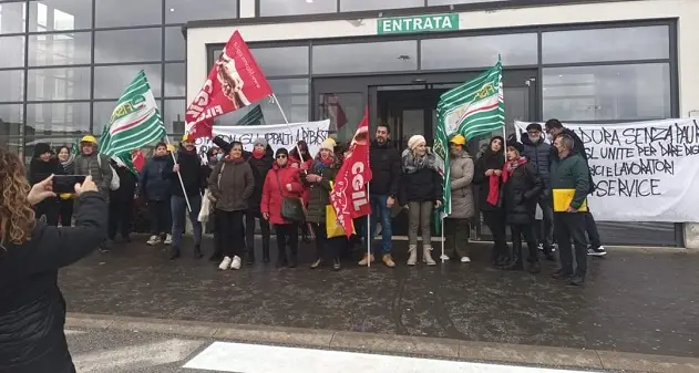 Nuoro, protesta dei lavoratori delle pulizie: \"Turni massacranti\"