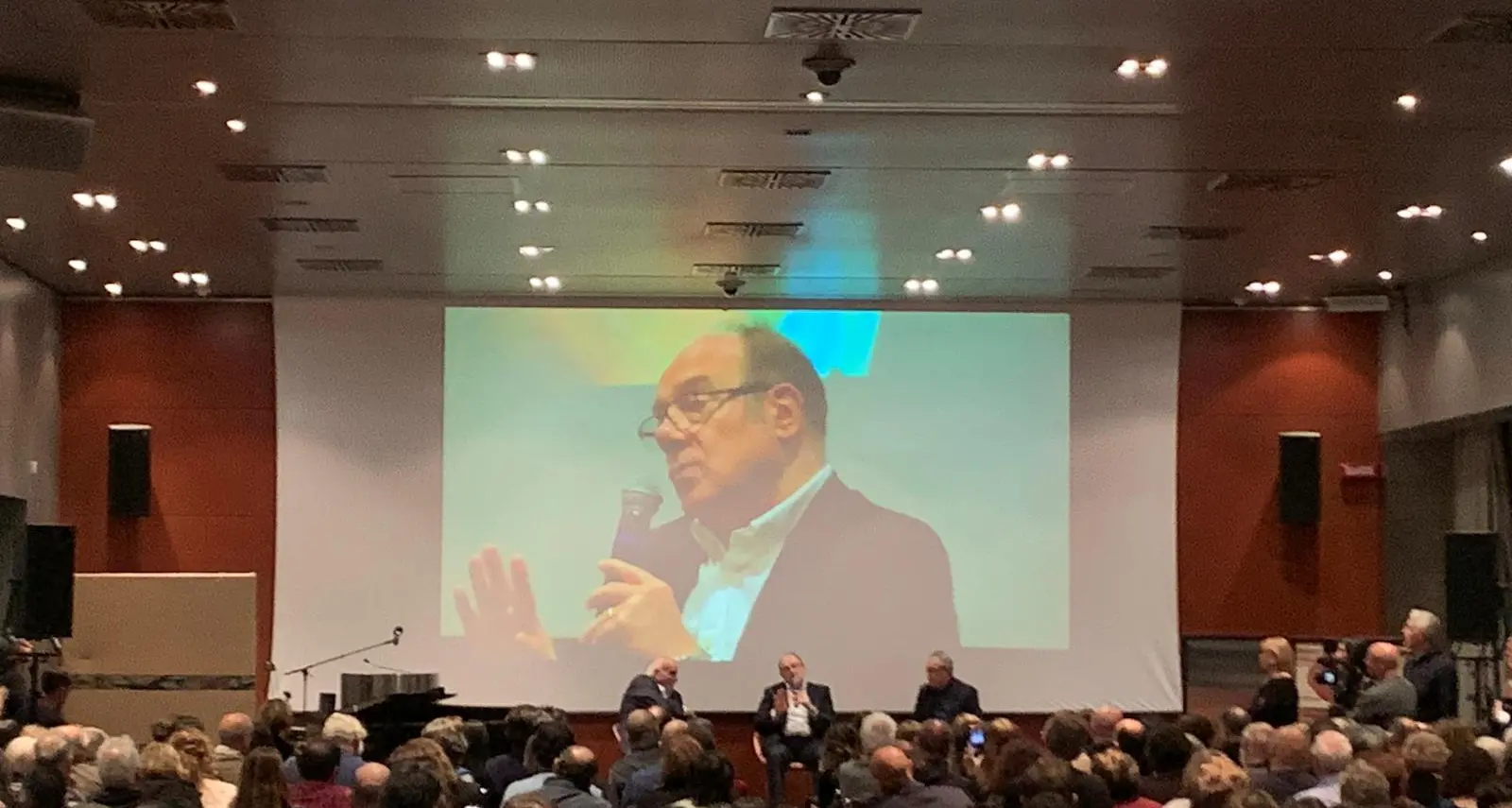 Carlo Verdone al T Hotel, suona la batteria e rivela: \"Lunedì tiferò il Cagliari contro la Lazio\"