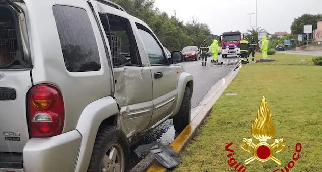 Sassari. Perde il controllo dell’auto e abbatte un palo dell’illuminazione