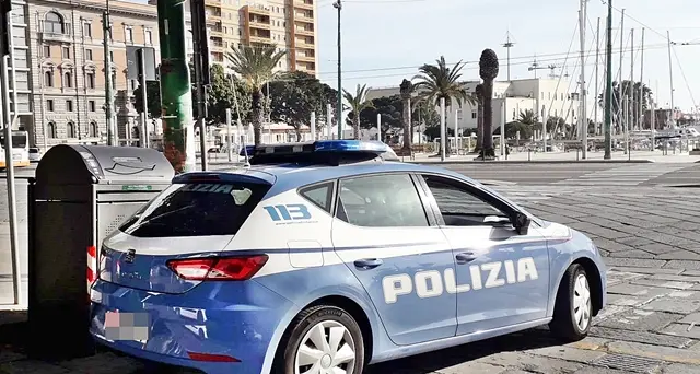 Sorpreso dai poliziotti a rubare al distributore di benzina, pregiudicato nei guai