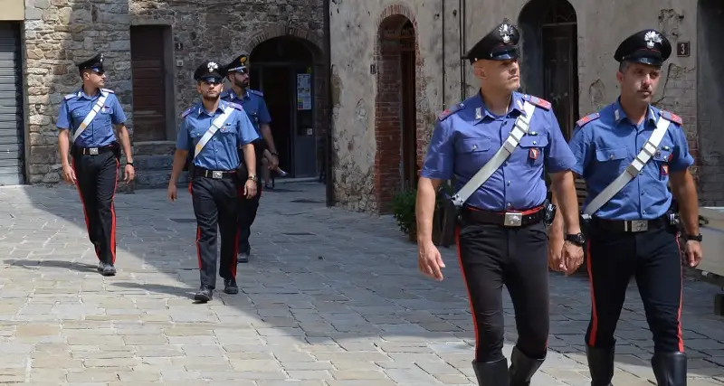 Villasimius: semina il panico tra i passanti brandendo un coltello, nei guai un 33enne