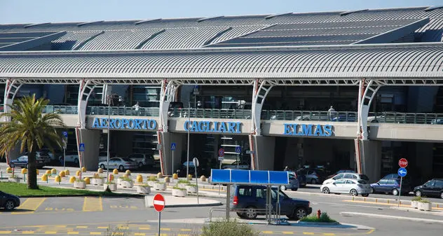 All'aeroporto di Elmas con un documento falso comprato in Grecia: arrestato 36enne siriano