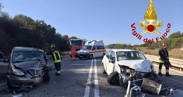 Olbia, scontro fra due auto: uno dei conducenti estratto dalla vettura