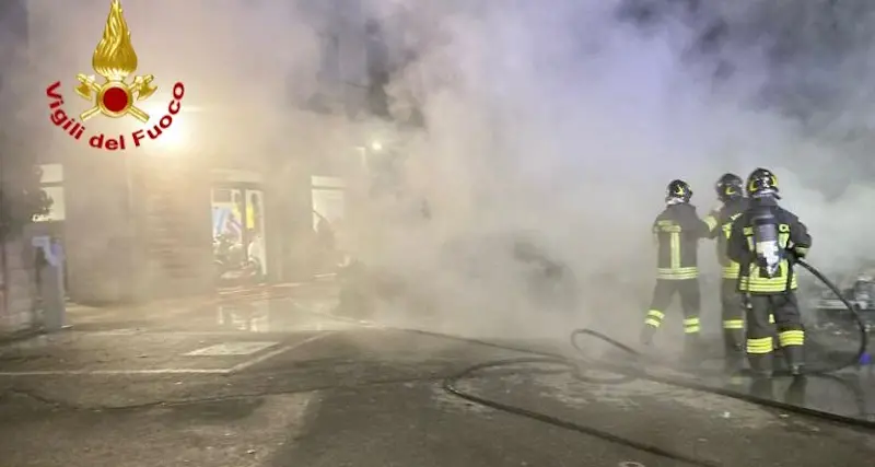 Bosa. Auto distrutte dalle fiamme in un parcheggio